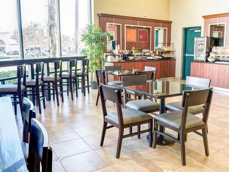 Comfort Inn & Suites Near Universal - N Hollywood - Burbank Los Angeles Ngoại thất bức ảnh