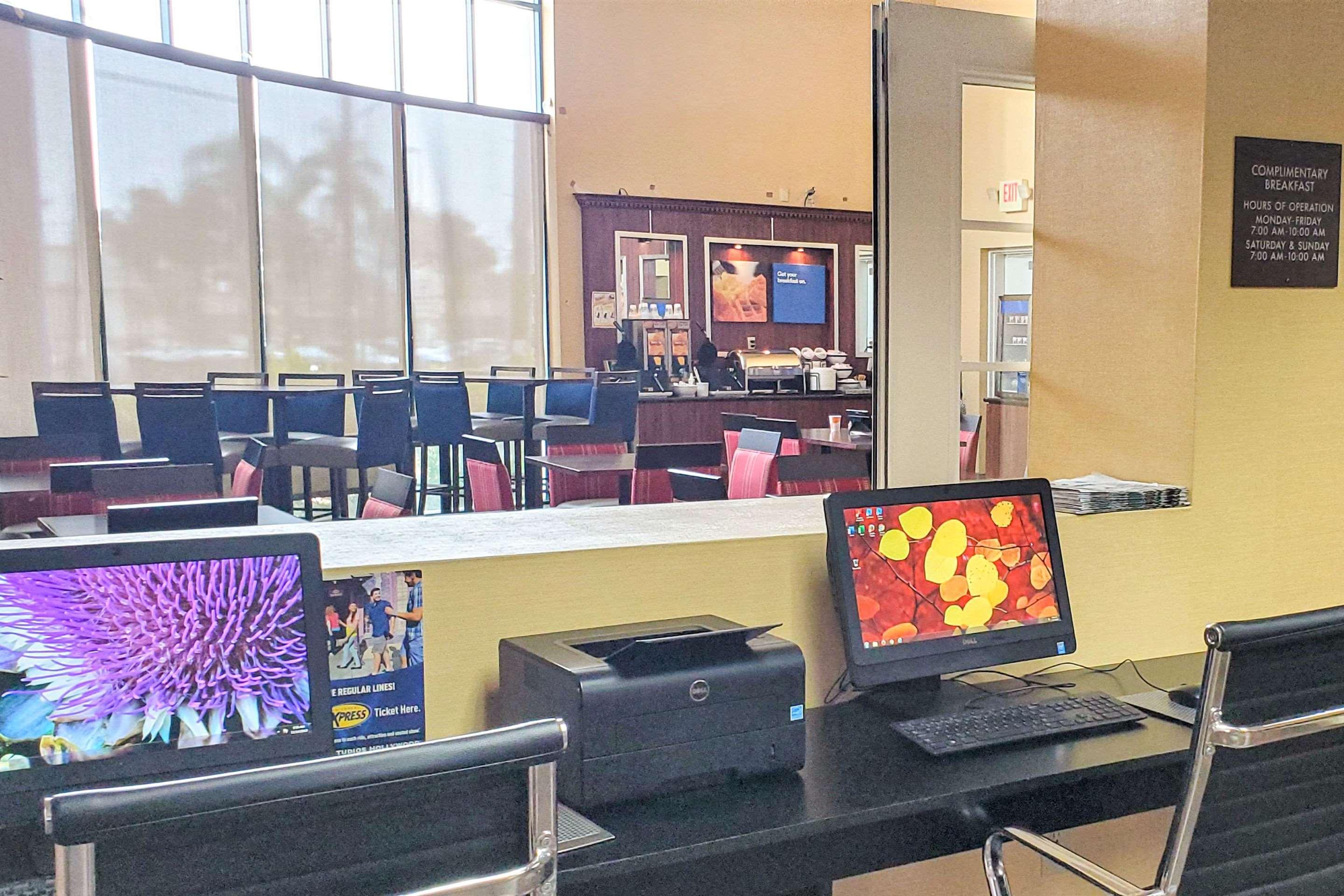 Comfort Inn & Suites Near Universal - N Hollywood - Burbank Los Angeles Ngoại thất bức ảnh