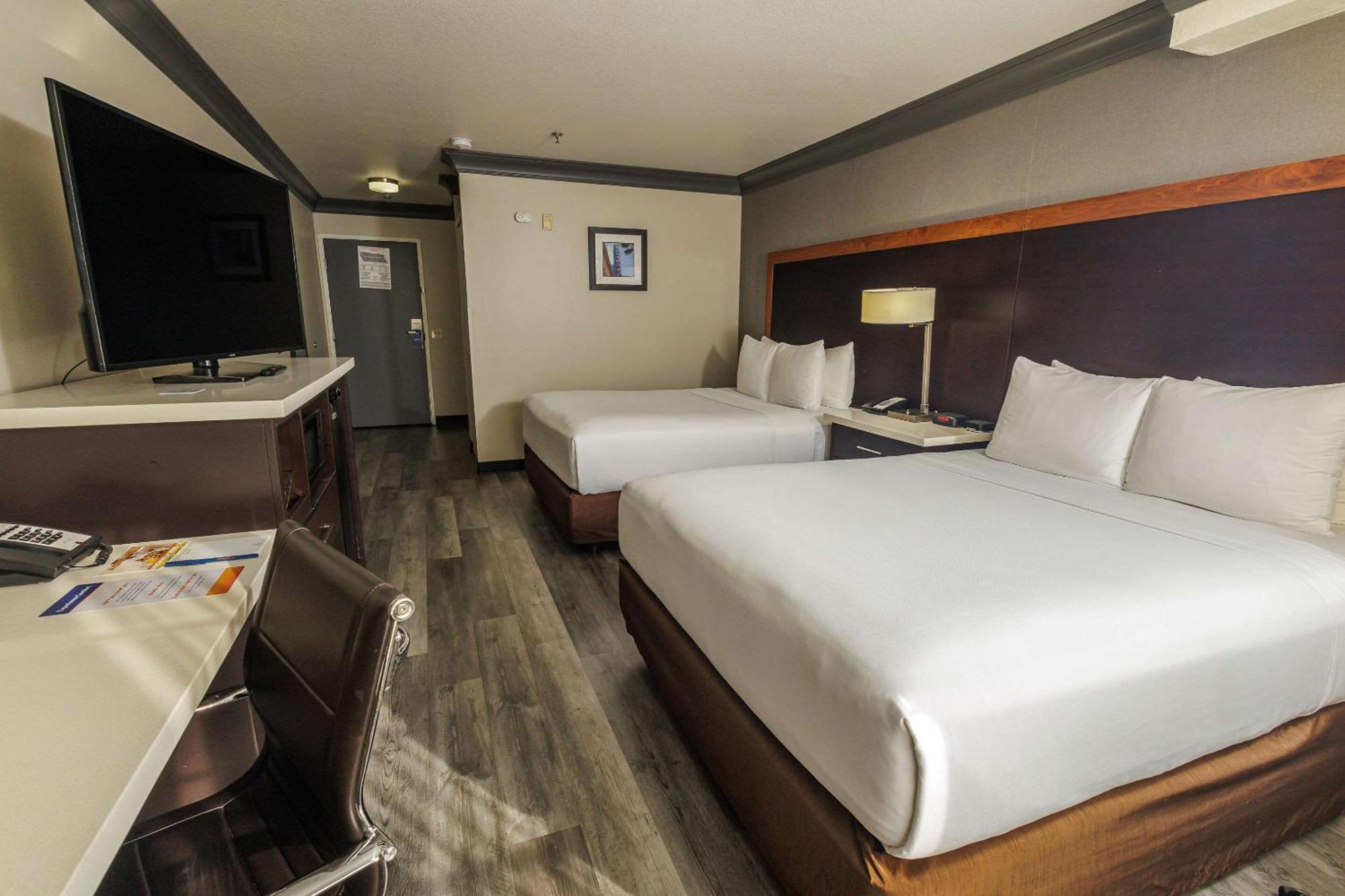 Comfort Inn & Suites Near Universal - N Hollywood - Burbank Los Angeles Ngoại thất bức ảnh