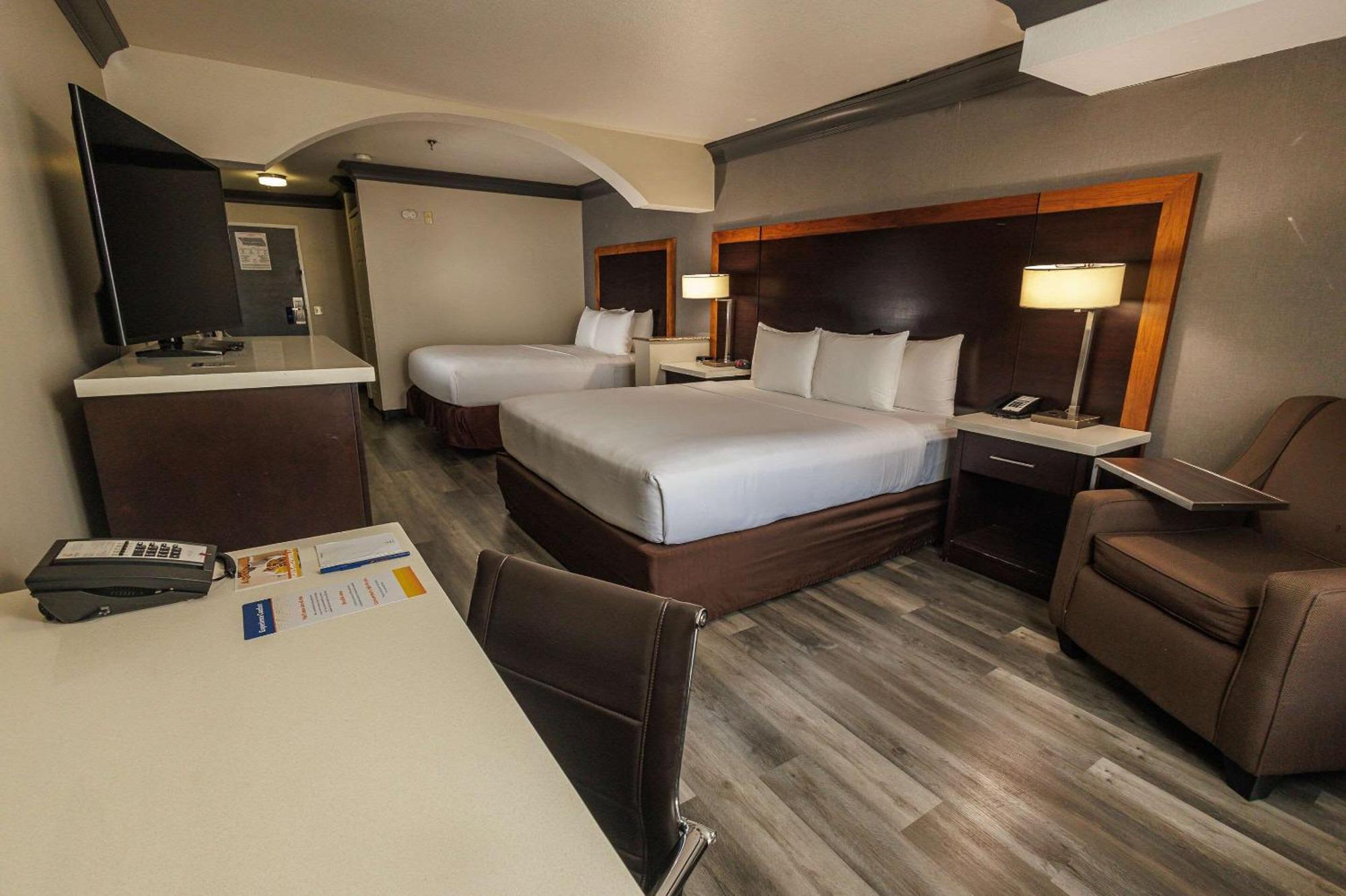 Comfort Inn & Suites Near Universal - N Hollywood - Burbank Los Angeles Ngoại thất bức ảnh
